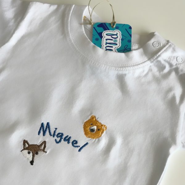 Camiseta con nombre bordado para bebés