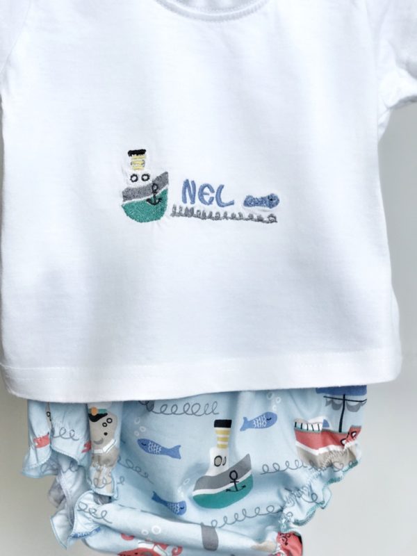 Camiseta con nombre bordado para bebés