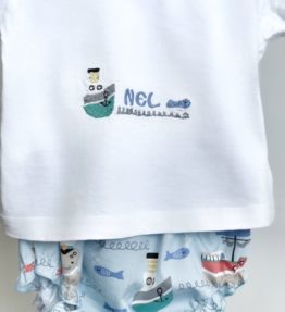 Camiseta con nombre bordado para bebés