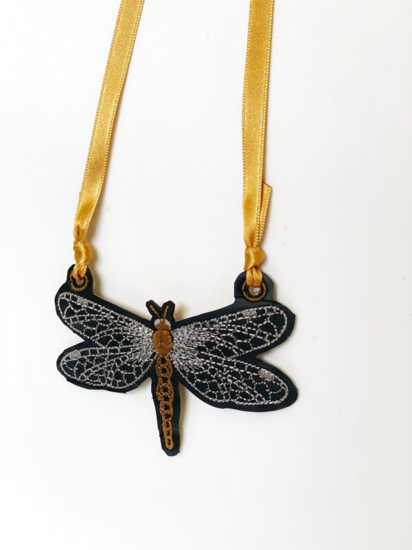 collar bordado libélula