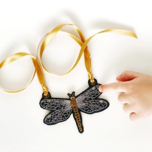 collar bordado libélula