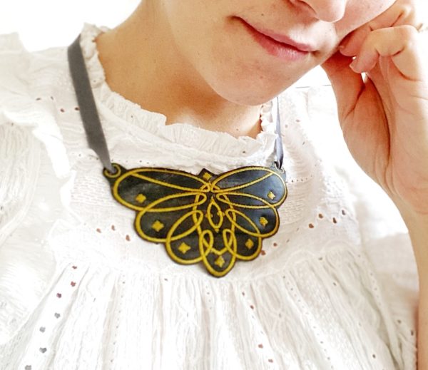 Collar mariposa Black