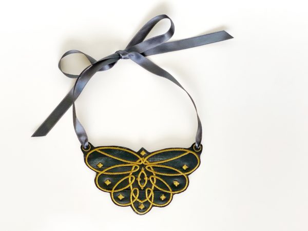 Collar mariposa Black