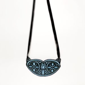 collar con materiales reciclados Black Julia