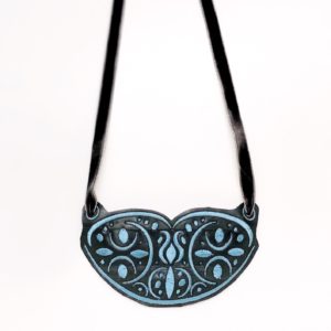 collar con materiales reciclados Black Julia